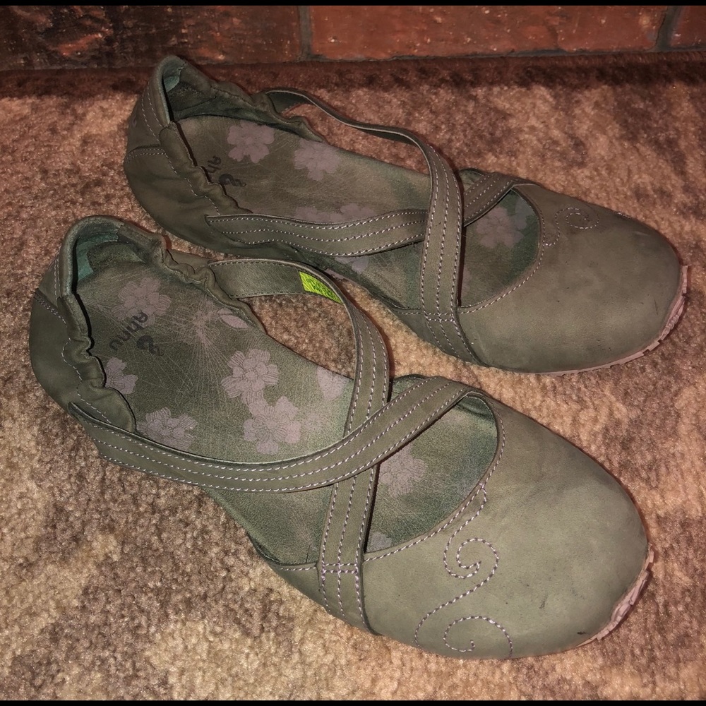 Ahnu size 8 flats